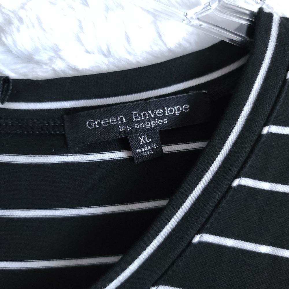 Green Envelope Black And White Top Size XL - Picture 2 of 4